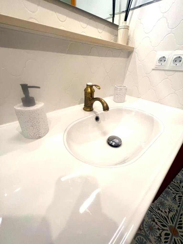 Esmeralda Apartment With Free Private Underground Parking Валенсия Экстерьер фото